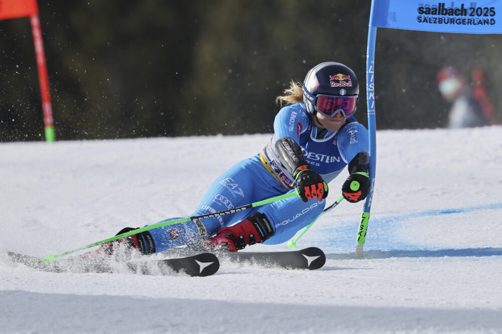 Brutta caduta per Sofia Goggia nel gigante dei Mondiali: ansia per la spalla