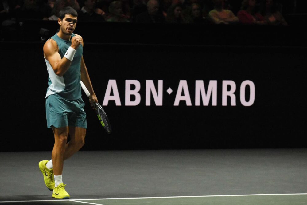 ATP Rotterdam, Alcaraz suda sette camicie contro van de Zandschulp, bene De Minaur e Mensik, Sonego fuori