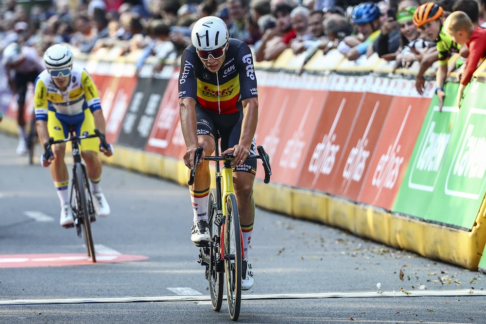 Ciclismo, Arnaud De Lie vince la “pazza” terza tappa all’Etoile de Bessèges. Gruppo dimezzato per protesta