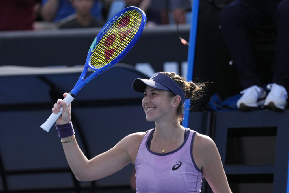 WTA Abu Dhabi 2025: Belinda Bencic vince al terzo set. Ons Jabeur elimina Jelena Ostapenko