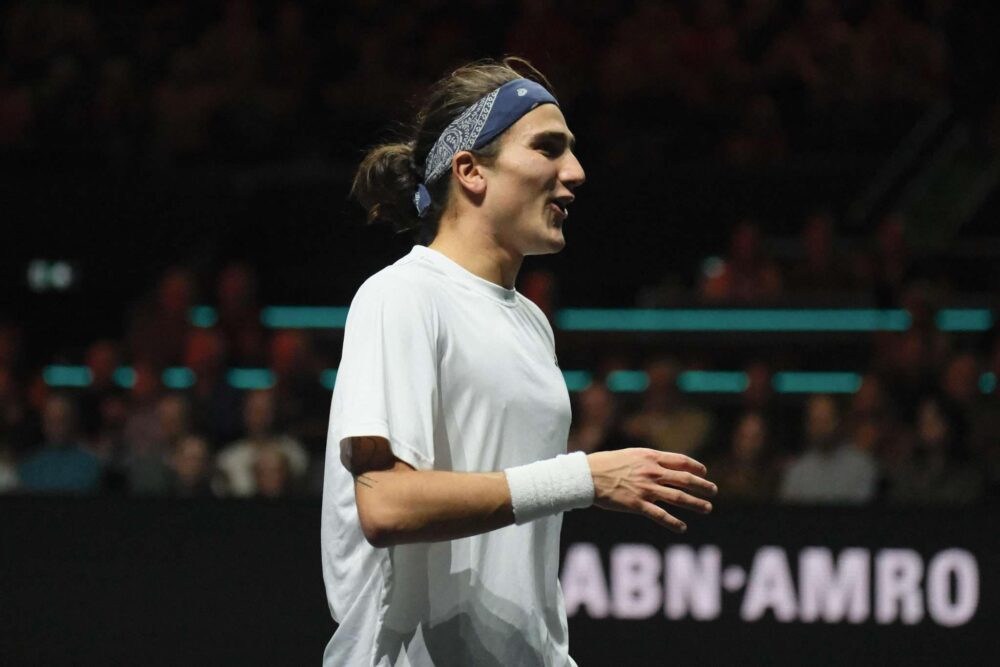 MATTIA BELLUCCI TORO SCATENATO! Travolge anche Tsitsipas e avanza in semifinale a Rotterdam!