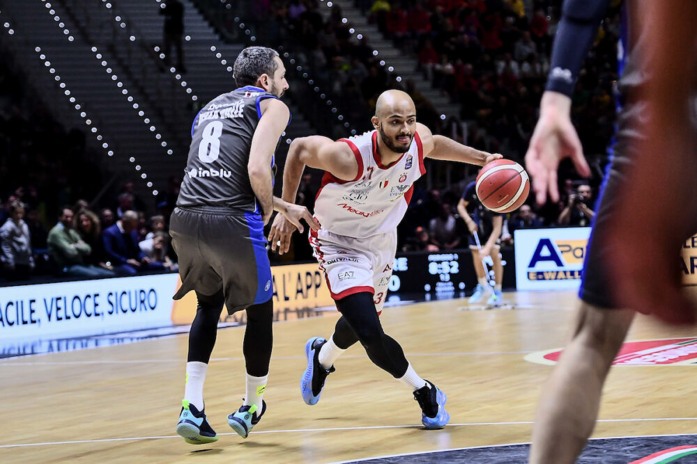 Basket: Olimpia Milano in finale di Coppa Italia, Brescia piegata nell’ultimo quarto