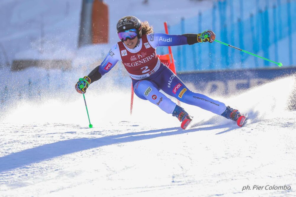 Federica Brignone in lotta con Robinson nel gigante di Sestriere. Fuori Gut-Behrami