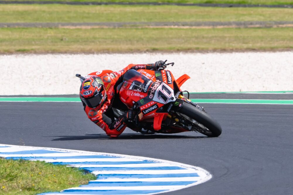 Nicolò Bulega apre il Mondiale Superbike con una vittoria dominata in gara 1 del GP d’Australia