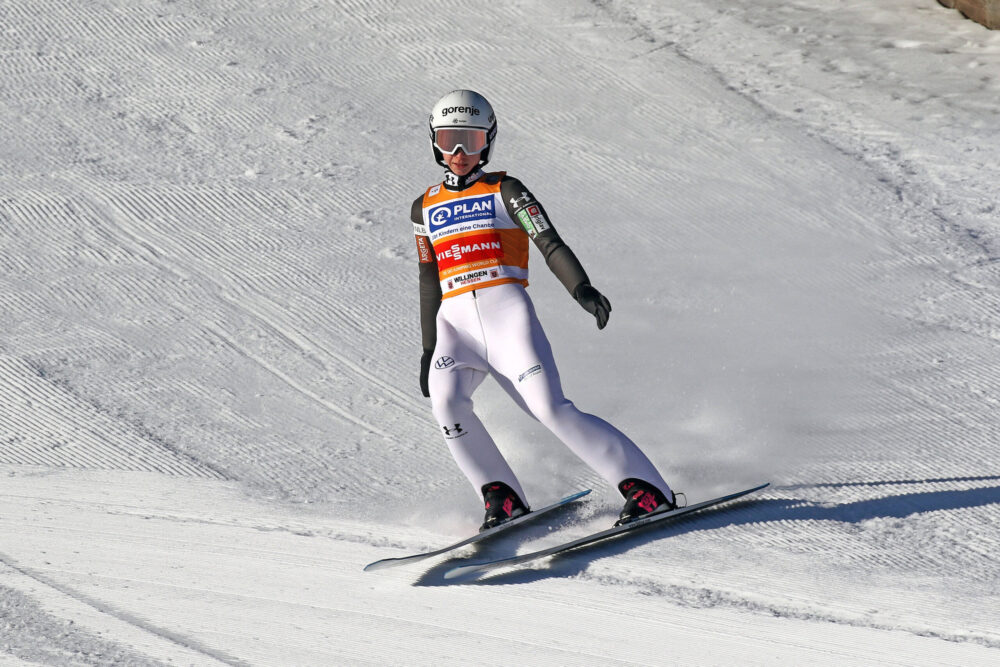 Salto con gli sci: Nika Prevc vince a Ljubno, dramma Bjoerseth con la caduta. Lara Malsiner e Ambrosi nelle 30