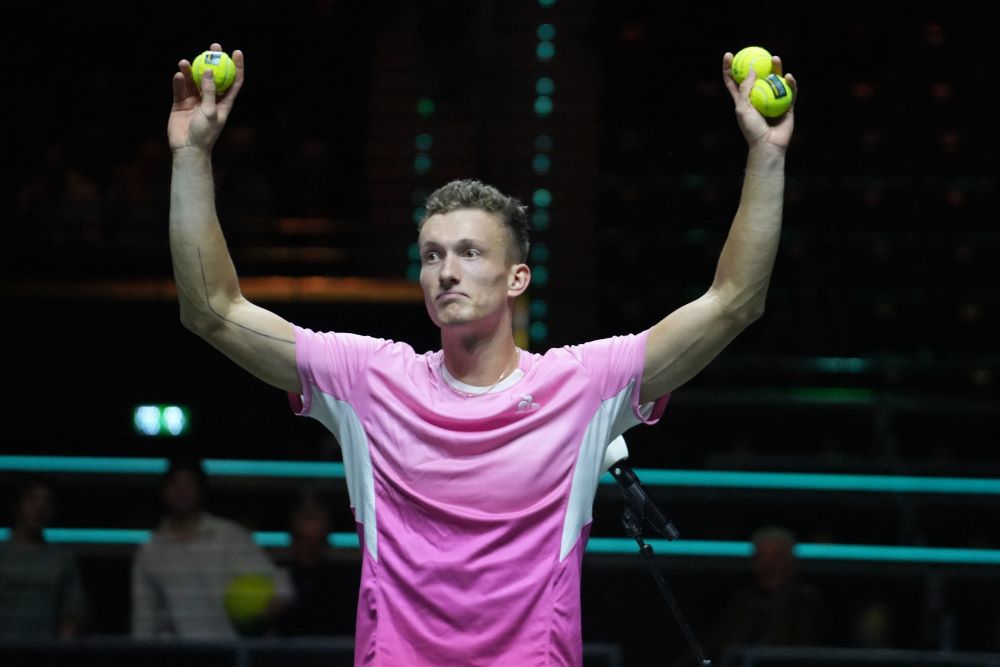 ATP Doha, Jiri Lehecka elimina Alcaraz! Rublev vince un match thrilling, ritiro Medvedev