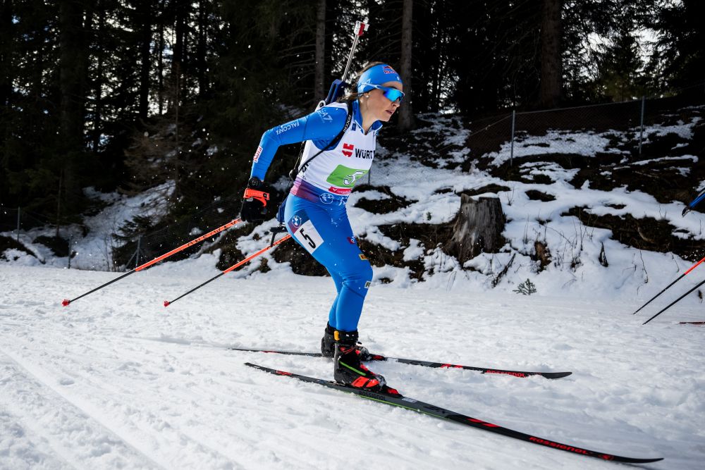 LIVE Biathlon, Mass start femminile Oslo 2025 in DIRETTA: incredibile finale di stagione, Jeanmonnot cade sull’ultima curva e lascia la Coppa a Preuss