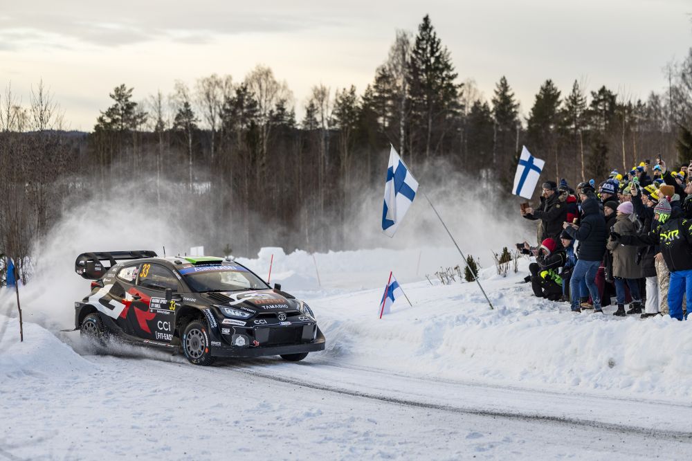 Rally Svezia 2025, regna l’equilibrio dopo otto speciali. Evans leader, in difficoltà Rovanpera