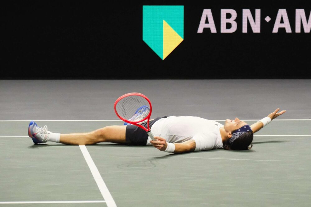 LO HA FATTO DAVVERO! Mattia Bellucci sconfigge un Medvedev in crisi e accede ai quarti a Rotterdam!