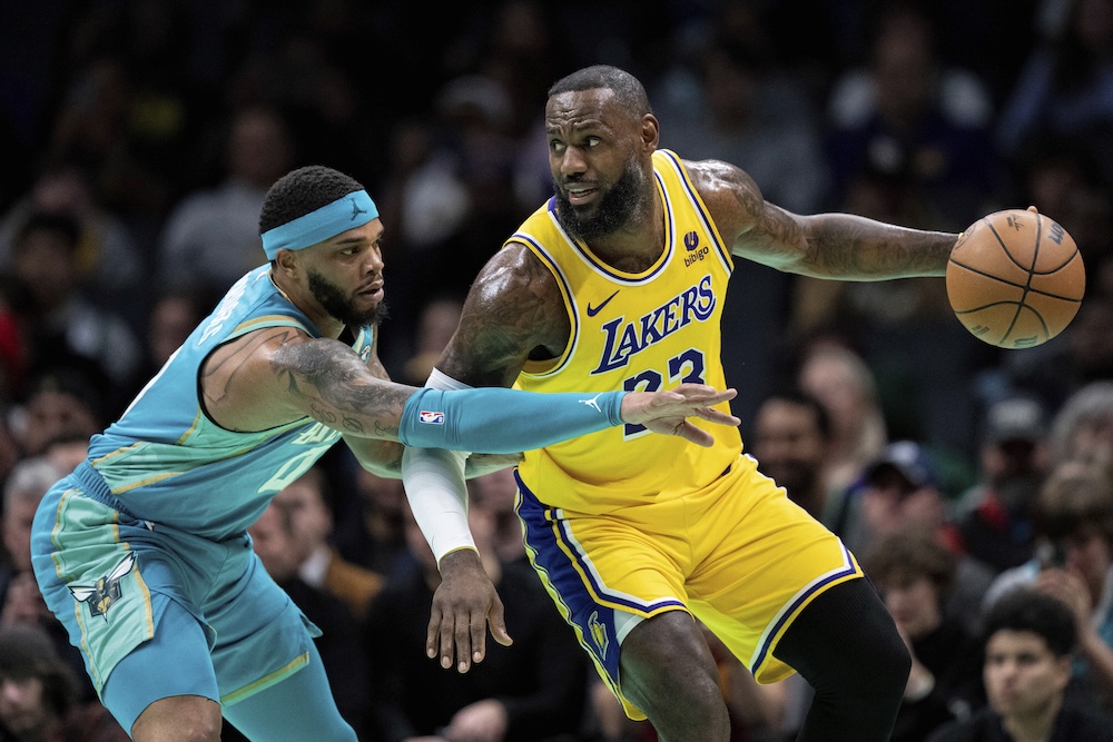 NBA, i risultati della notte (20 febbraio): colpaccio Hornets. Battuti in trasferta i Los Angeles Lakers