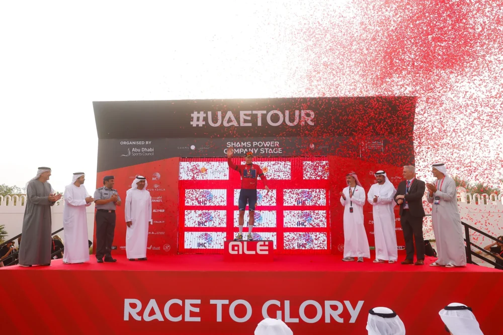 Jonathan Milan vince ancora all’UAE Tour: battuti in volata Philipsen e Merlier