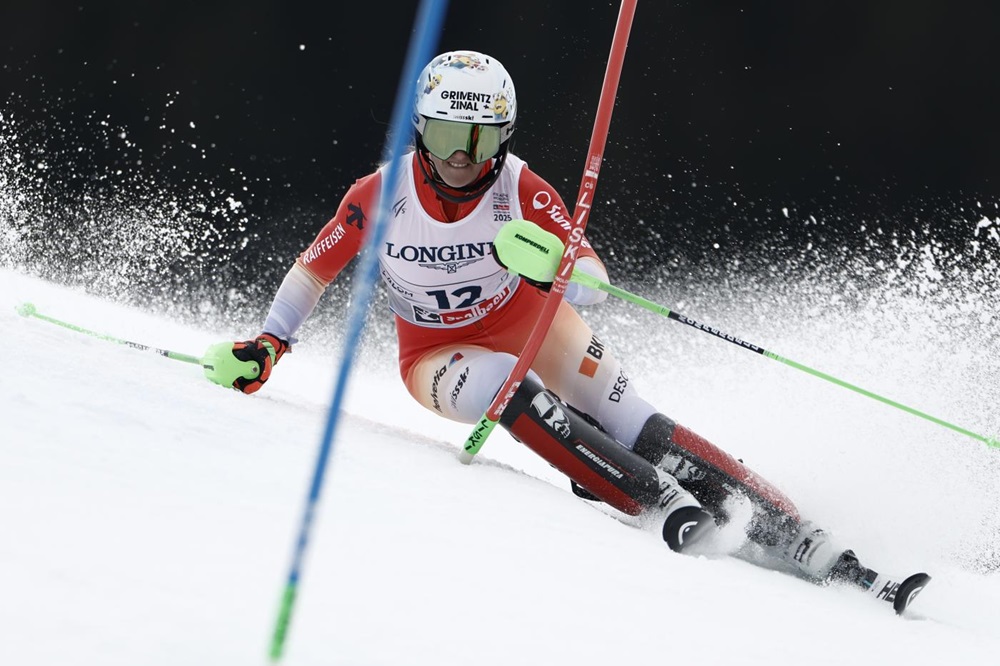 Camille Rast ipoteca l’oro in slalom ai Mondiali. Shiffrin in corsa, affonda Ljutic