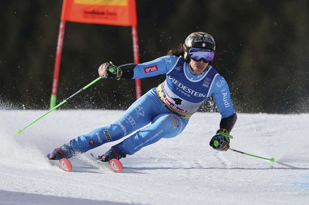 Federica Brignone in testa al gigante dei Mondiali, duello con Robinson per l’oro. Cadute per Goggia e Bassino