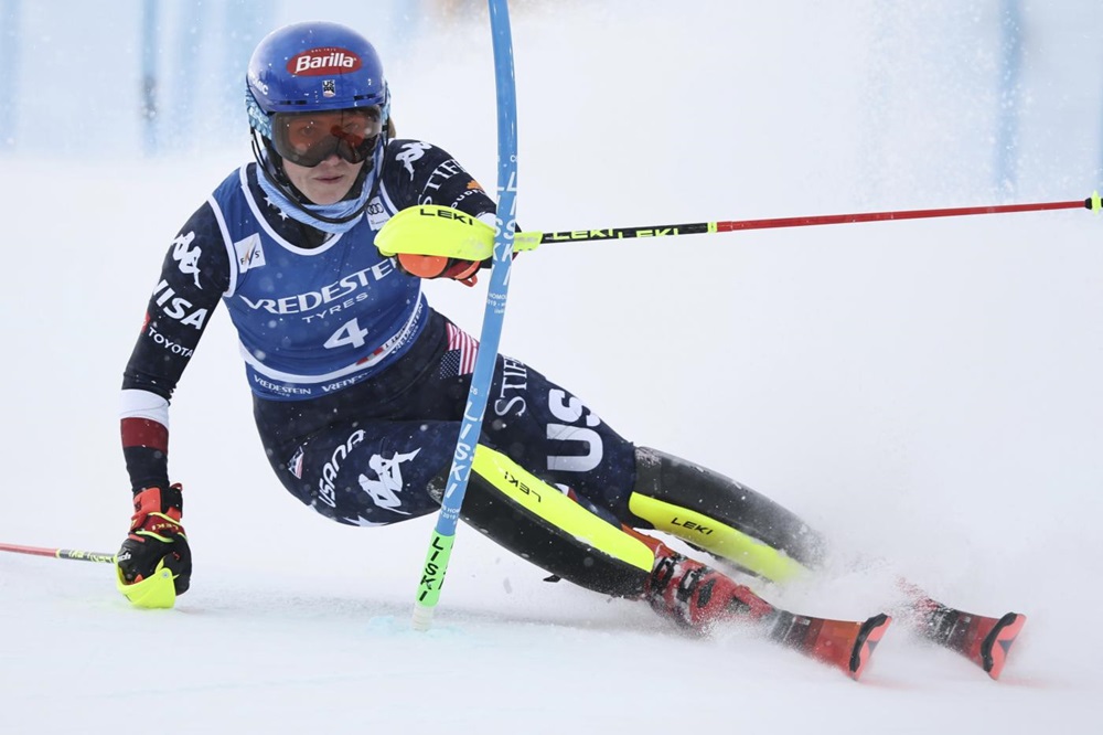 Mikaela Shiffrin rinasce nello slalom di Sestriere e festeggia la leggendaria vittoria n.100 in Coppa del Mondo