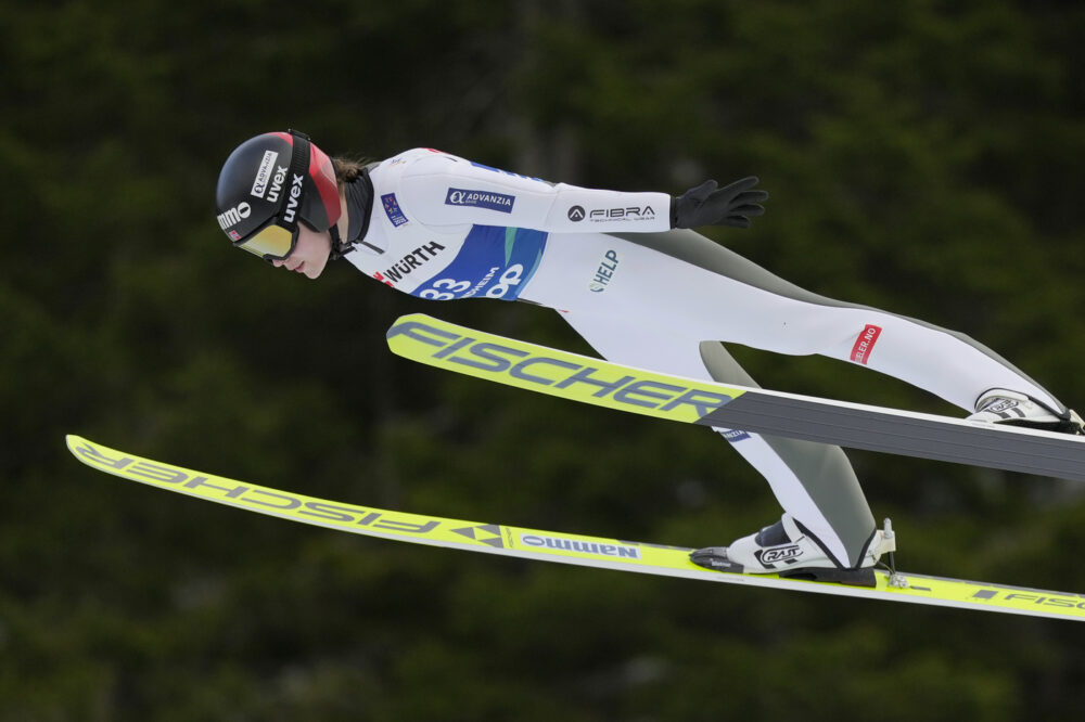 Salto con gli sci: Norvegia d’oro senza discussioni nella gara a squadre femminile, Italia sesta