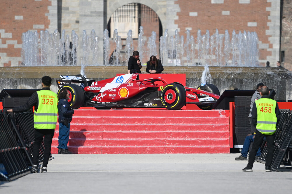 F1, la Ferrari scalda la bolgia di Milano: Leclerc e Hamilton guidano in centro. “Speriamo di suonarle a tutti”