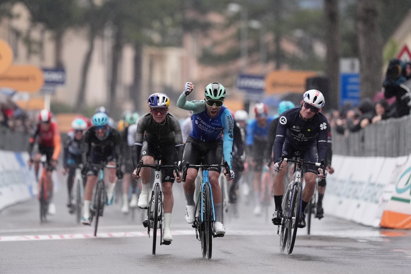 Tirreno Adriatico 2025: altra vittoria per l’Italia con Andrea Vendrame! Ganna ripreso, caduto Milan