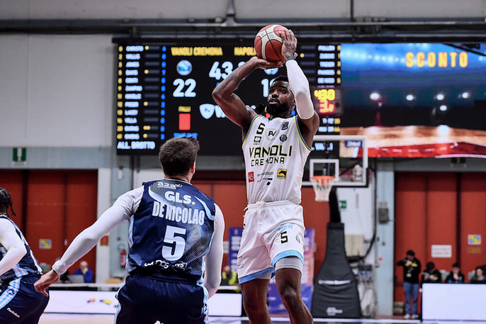 Basket, la Vanoli Cremona lotta ma batte Napoli nell’anticipo della 21a giornata di Serie A. Corey Davis MVP con 28 punti