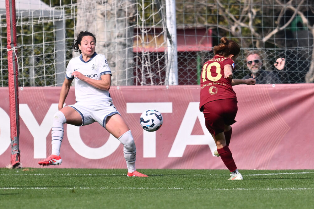 Calcio femminile: la Roma batte l’Inter e aggancia il 2° posto in Serie A. Il Milan ferma la Juve