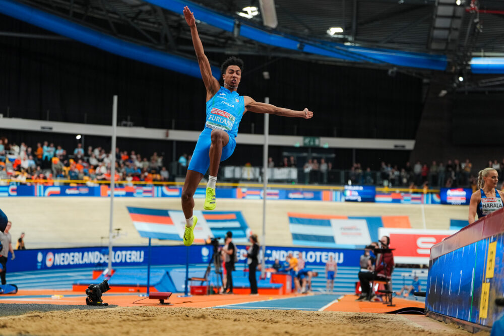 Mattia Furlani prende le misure e va in finale agli Europei Indoor. Quattro rivali sopra gli 8 metri